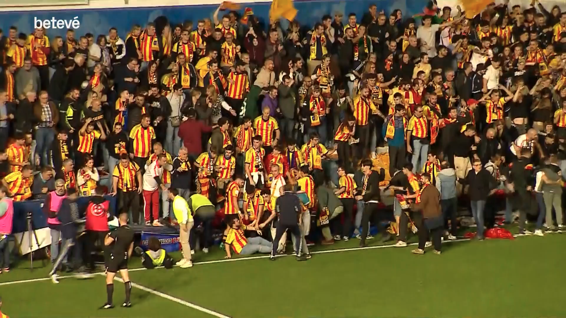 La valla publicitària ha cedit durant la celebració del 3-5 a favor del Sant Andreu