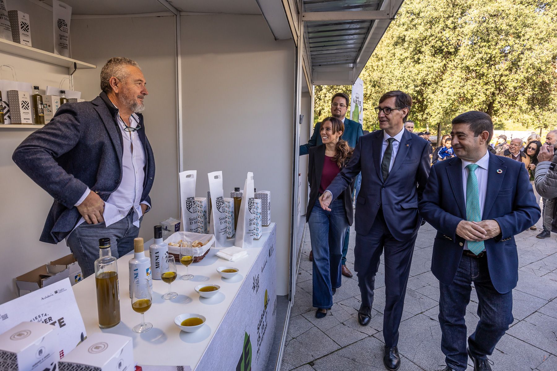 Salvador Illa, durant la visita a la Festa del Primer Oli de Jaén a Sabadell