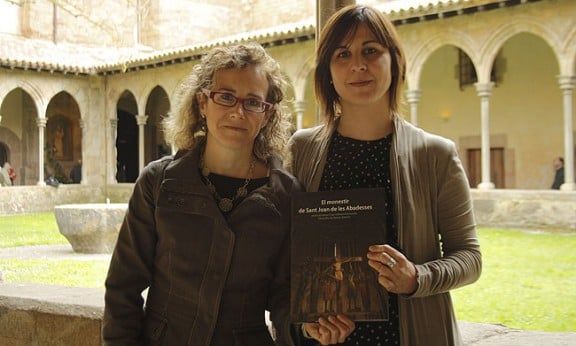 Míriam Montraveta i Marta Crispí són les cooordinadores del llibre sobre el monestir.