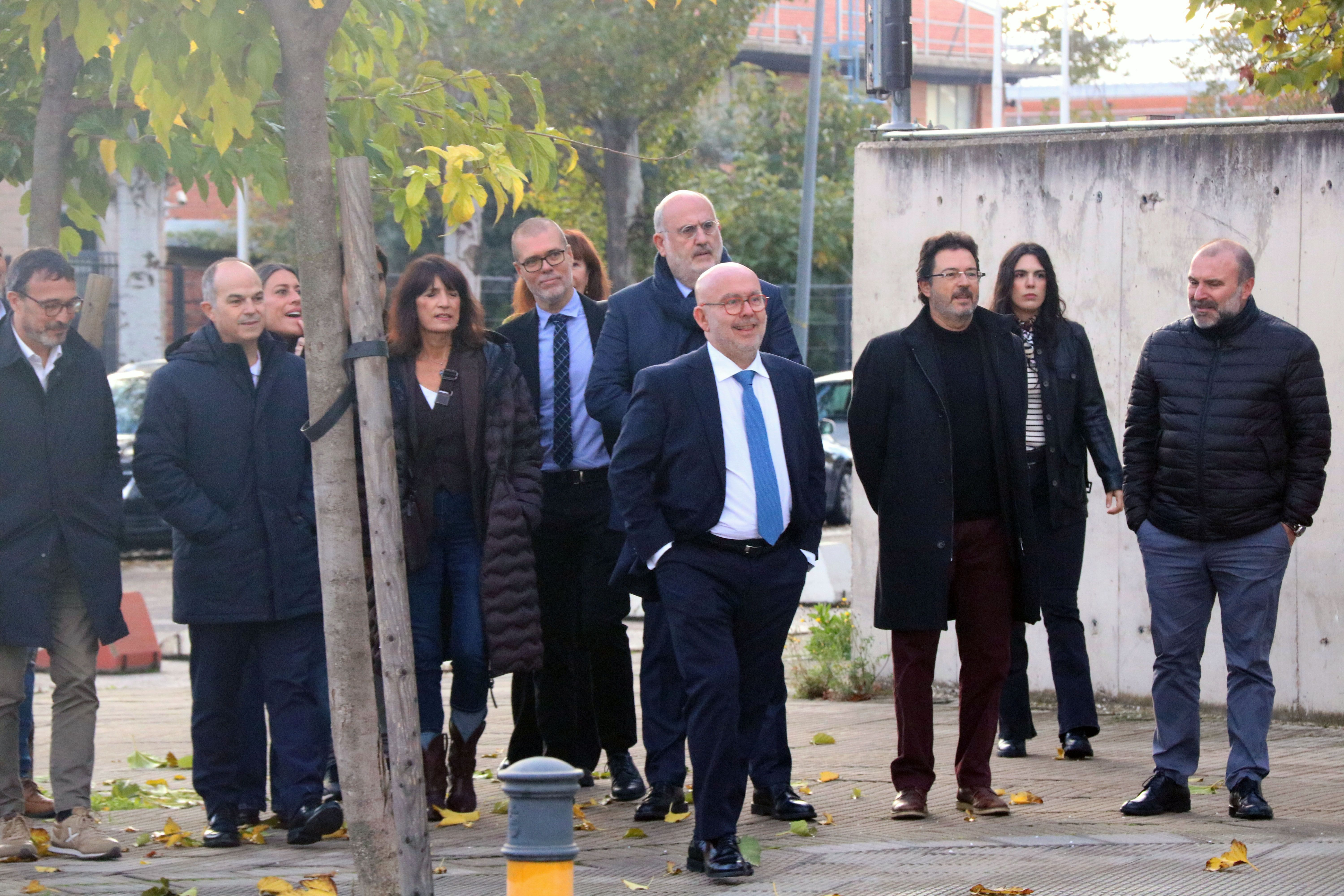 Gonzalo Boye, amb representants de Junts, en arribar a l'Audiència Nacional