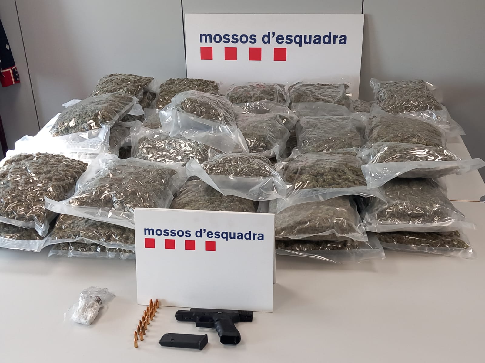 La droga i l'arma requisada per la policia durant l'operatiu a Cerdanyola del Vallès