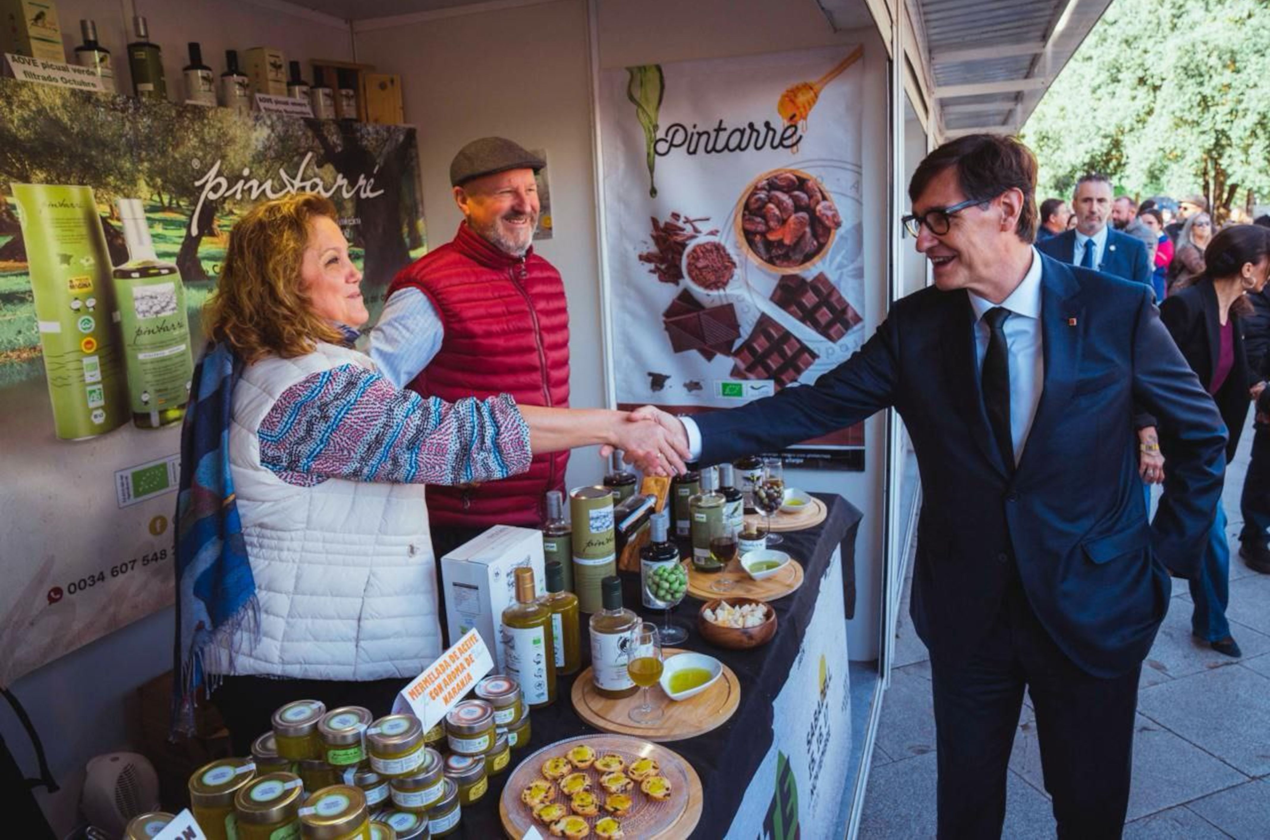 Salvador Illa, durant la visita a la Festa del Primer Oli de Jaén a Sabadell