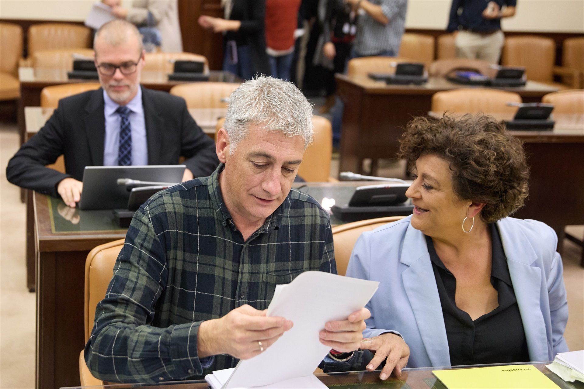 En primer pla, Oskar Matute (Bildu) i Pilar Vallugera (ERC). Al fons, Josep Cruset (Junts)