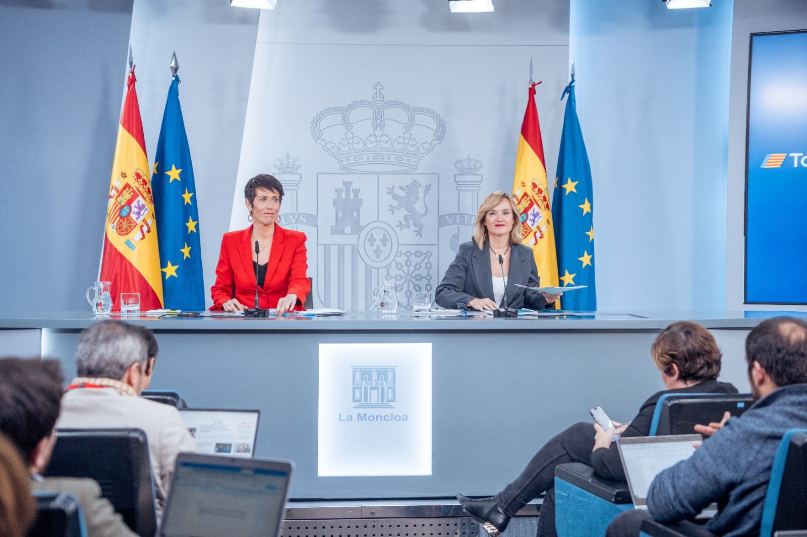 Les ministres Elma Saiz i Pilar Alegría a la Moncloa.