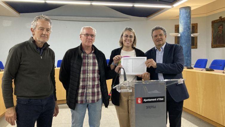 Membres del PSC d'Olot, durant la roda de premsa d'aquest dijous, amb les signatures recollides