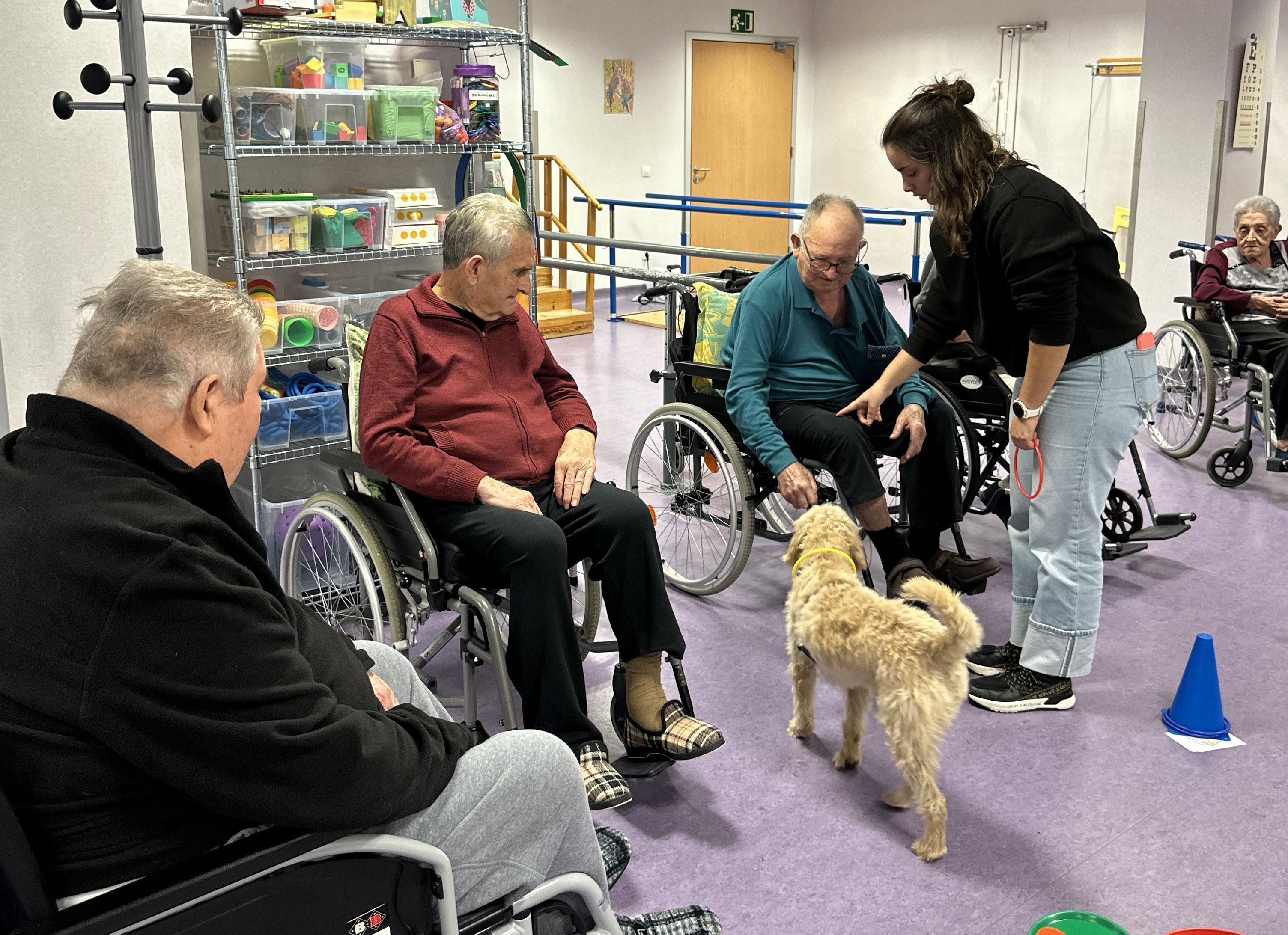 L’Hospital de Campdevànol ha recuperat la teràpia assistida amb animals de companyia.