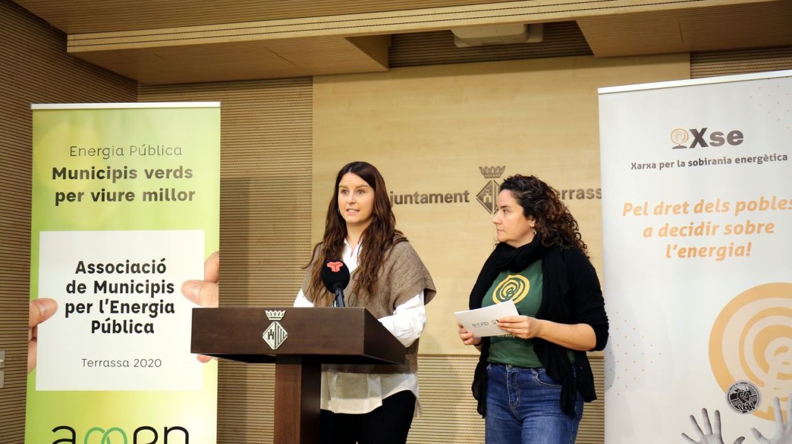 Marina Reche, presidenta de l'Amep, i Irene González, portaveu de la XSE, en la presentació del decàleg a Terrassa