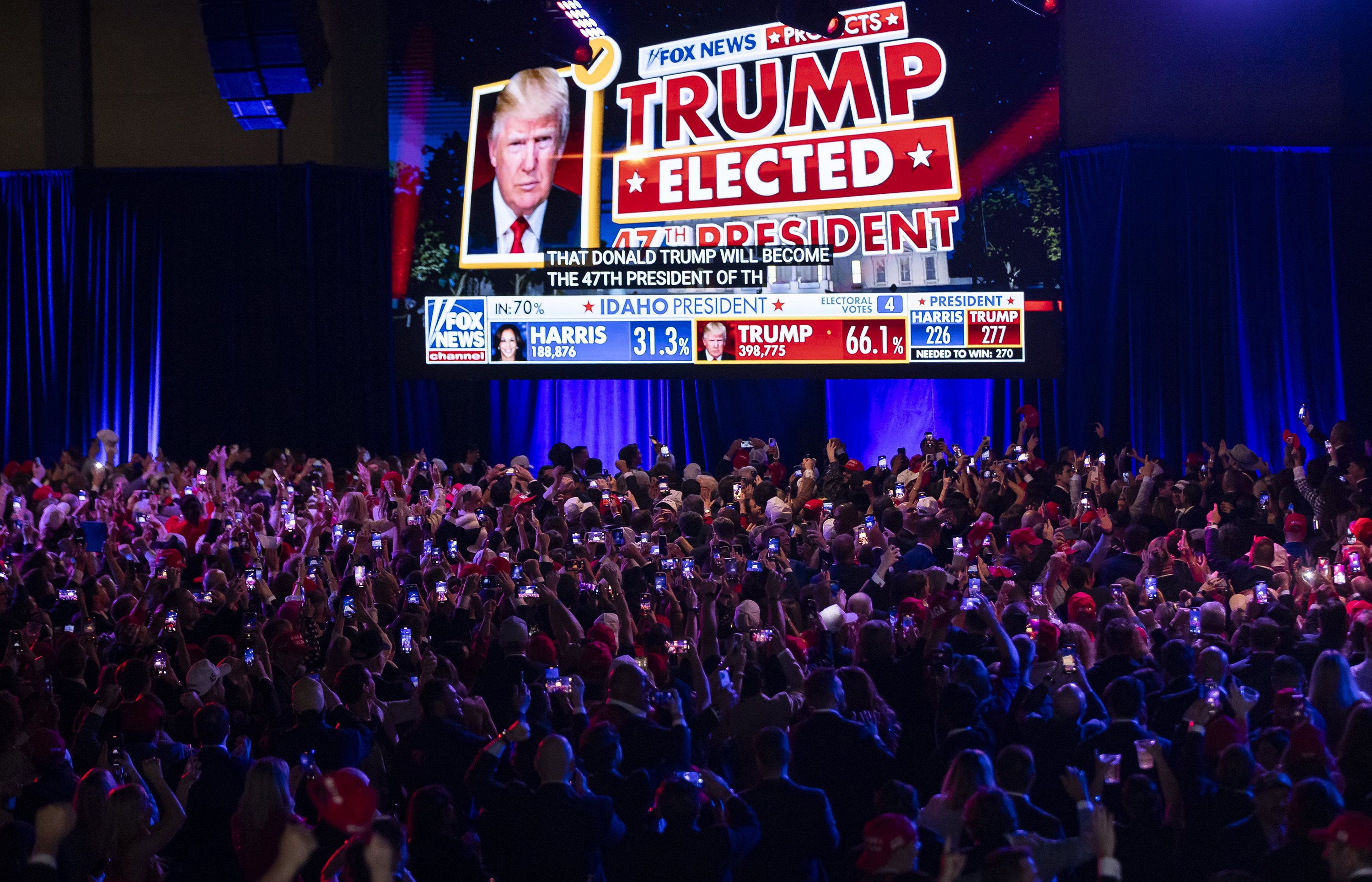 Els seguidors de Trump celebren la seva victòria a West Palm Beach, Florida.