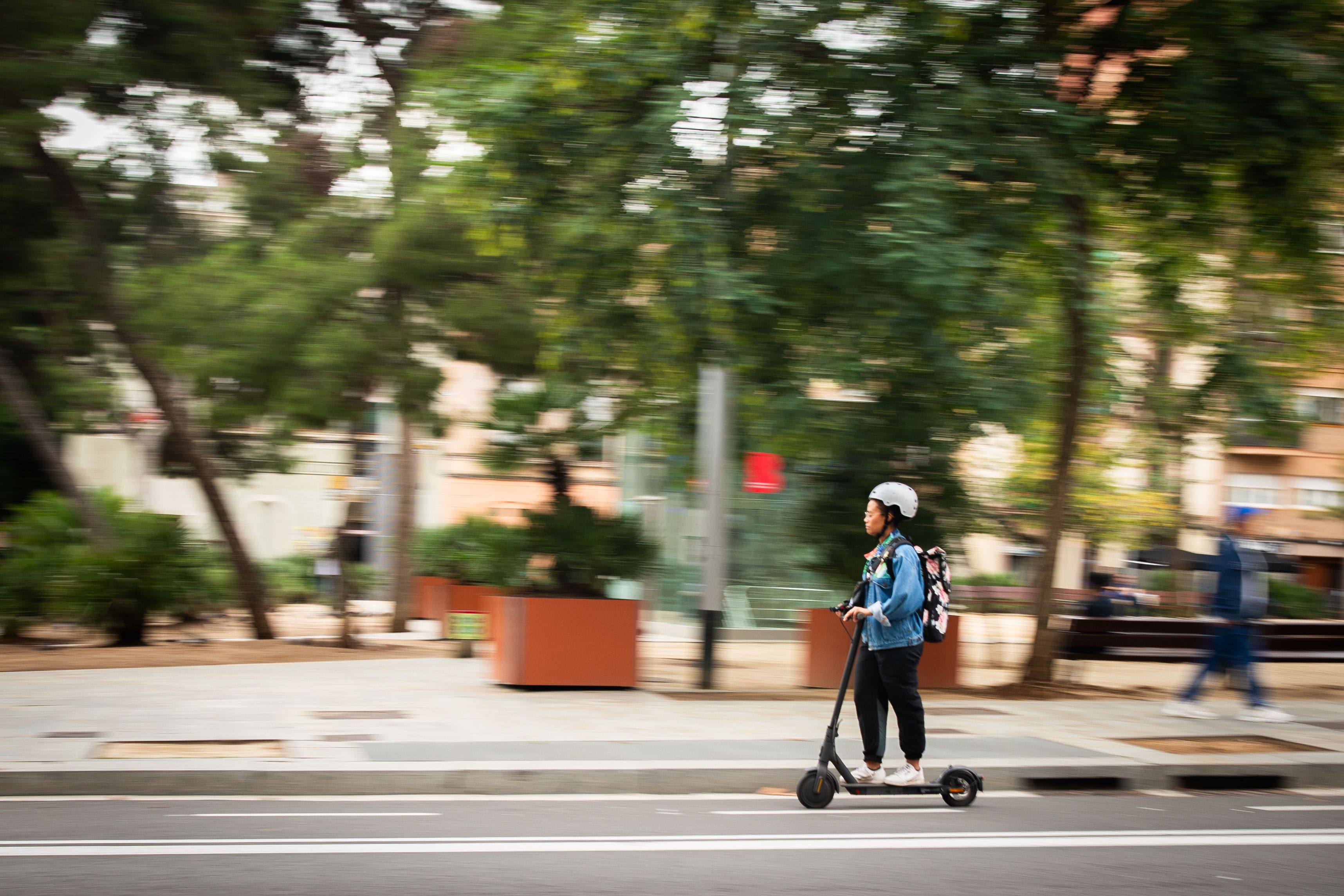 Una persona amb patinet elèctric a Barcelona