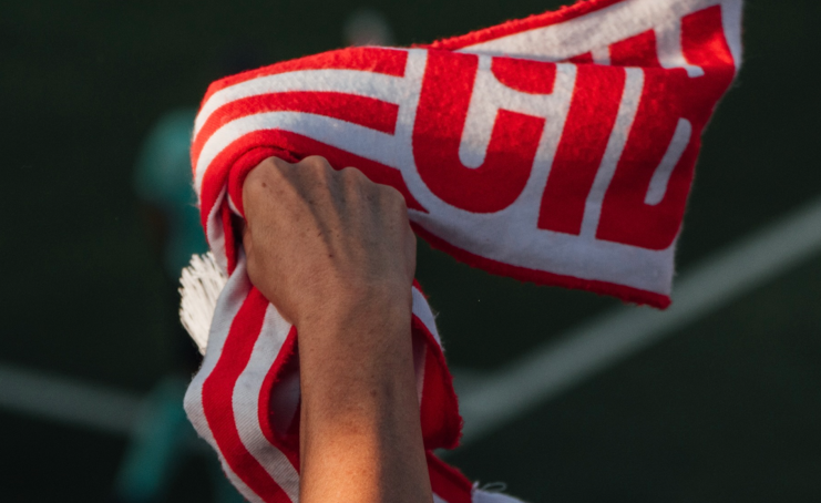 Un aficionat oneja una bufanda del Girona