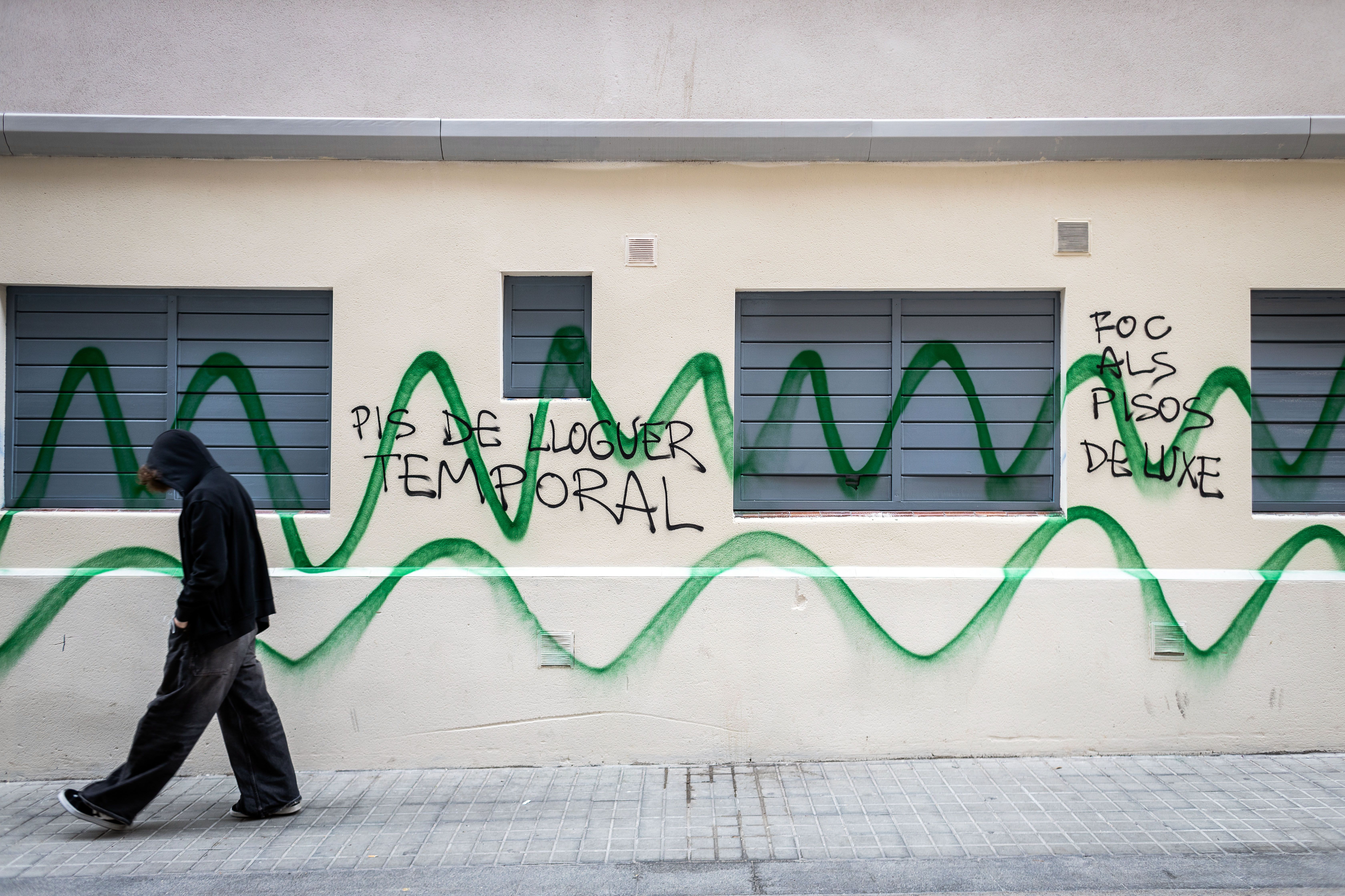 Una pintada en un pis de lloguer temporal al barri de Gràcia de Barcelona