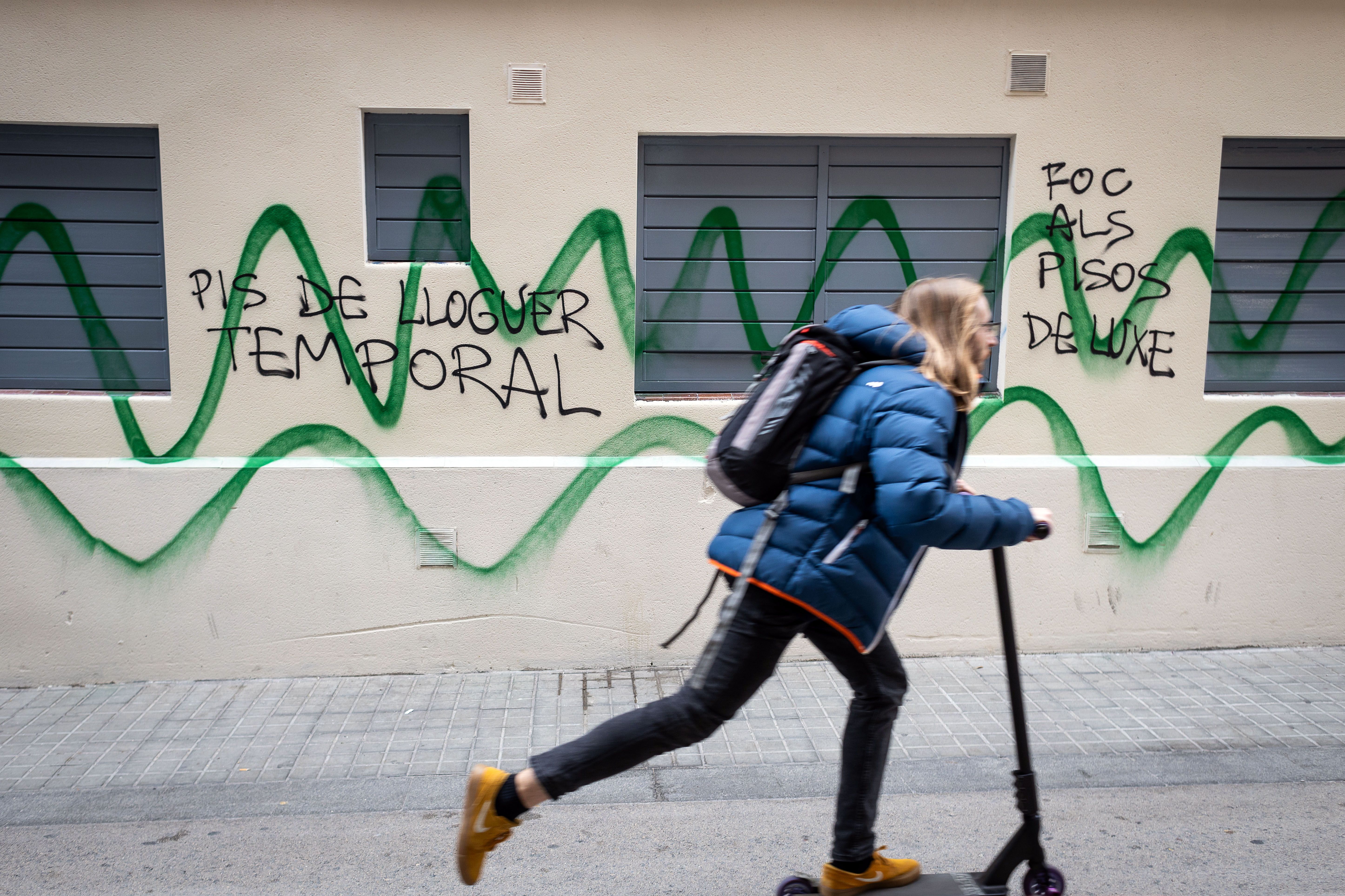 Una pintada en un pis al barri de Gràcia.