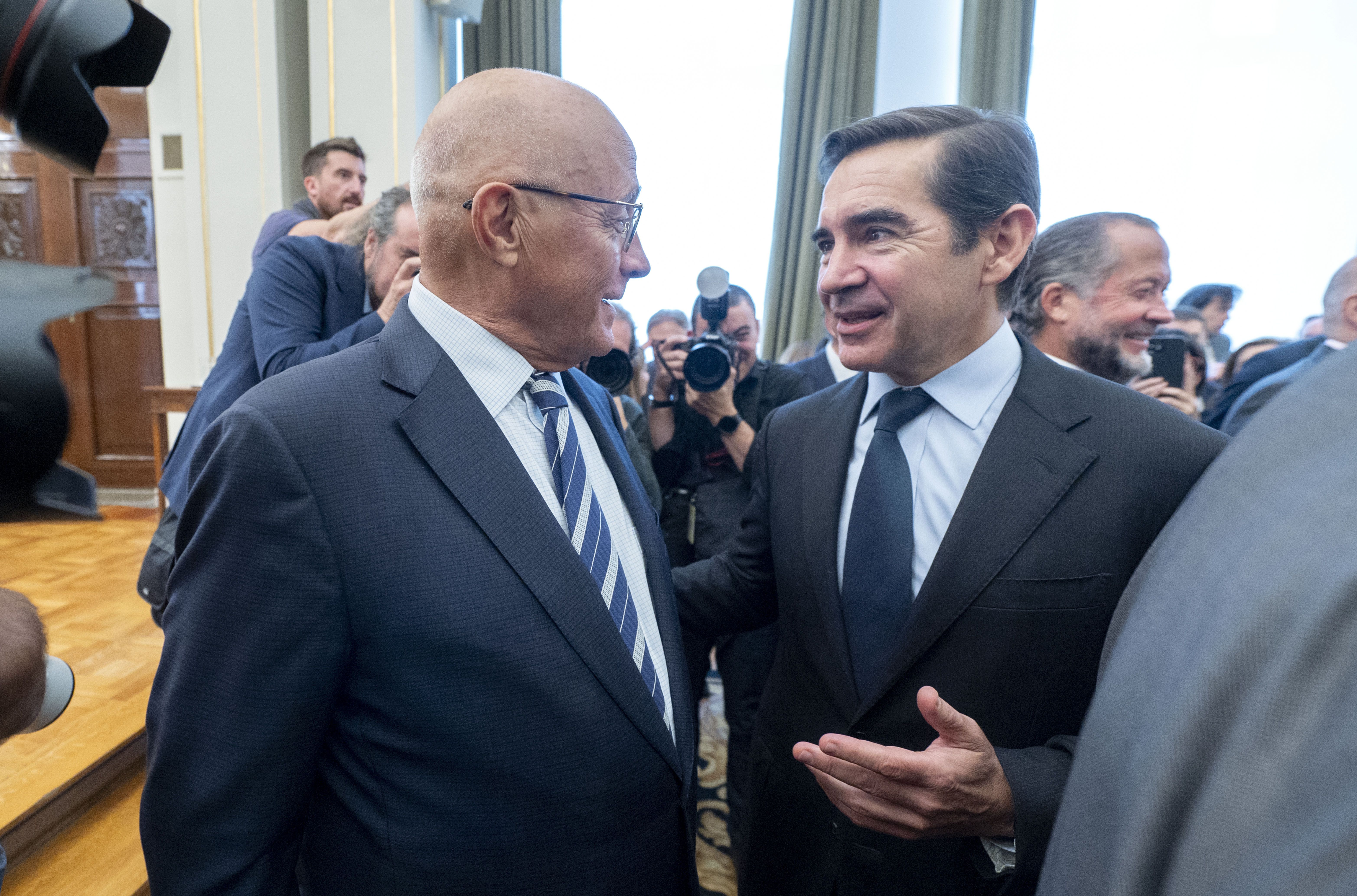 Cara a cara. Josep Oliu (Sabadell) i Carlos Torres (BBVA) en l'acte de presa de possessió de José Luis Escrivá com a governador del Banc d'Espanya.