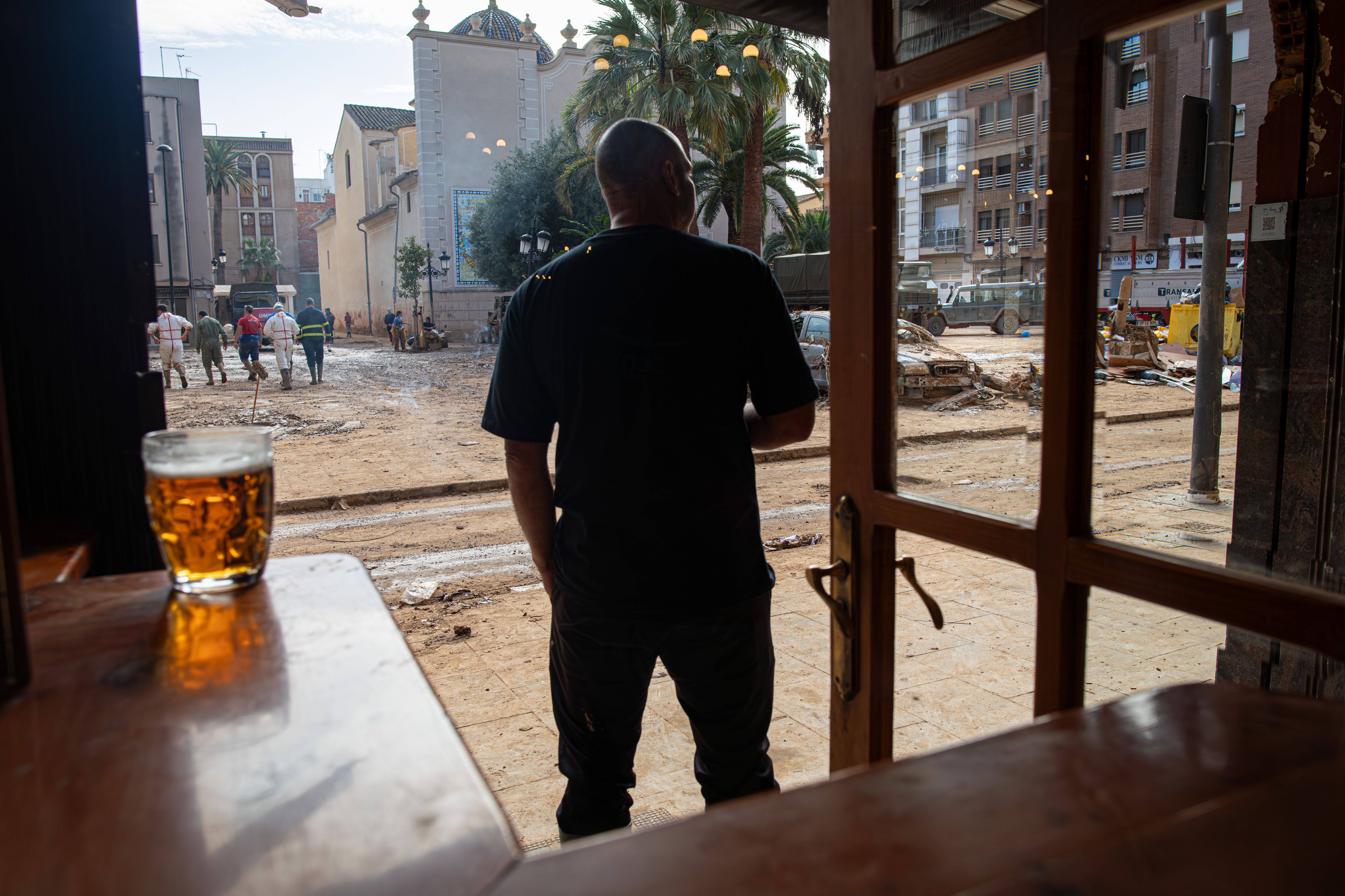 Don Jamones, el bar de la plaça, torna a servir cerveses vint dies després