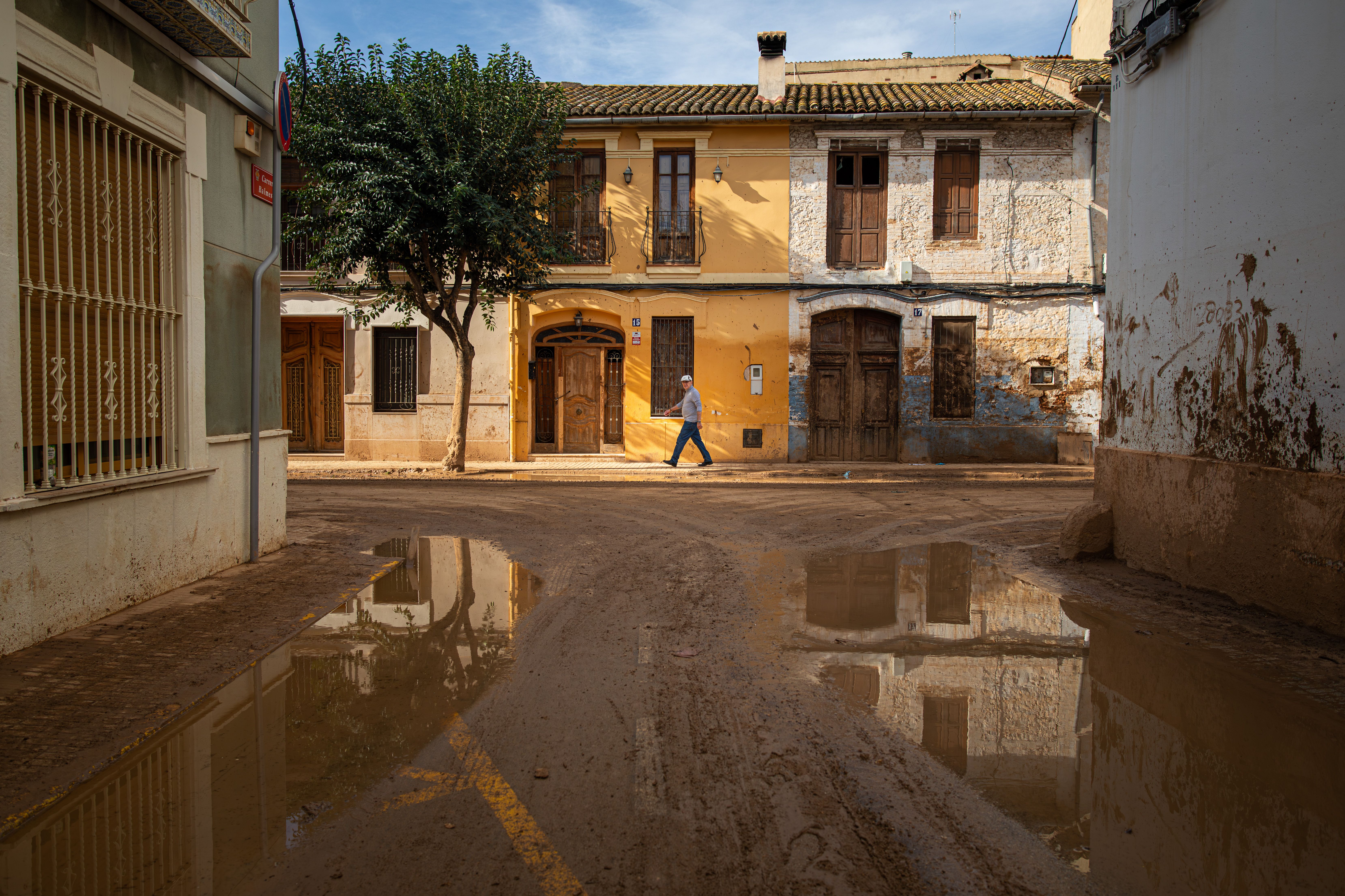 La majoria dels carrers, malgrat les setmanes de treball, continuen plens de fang