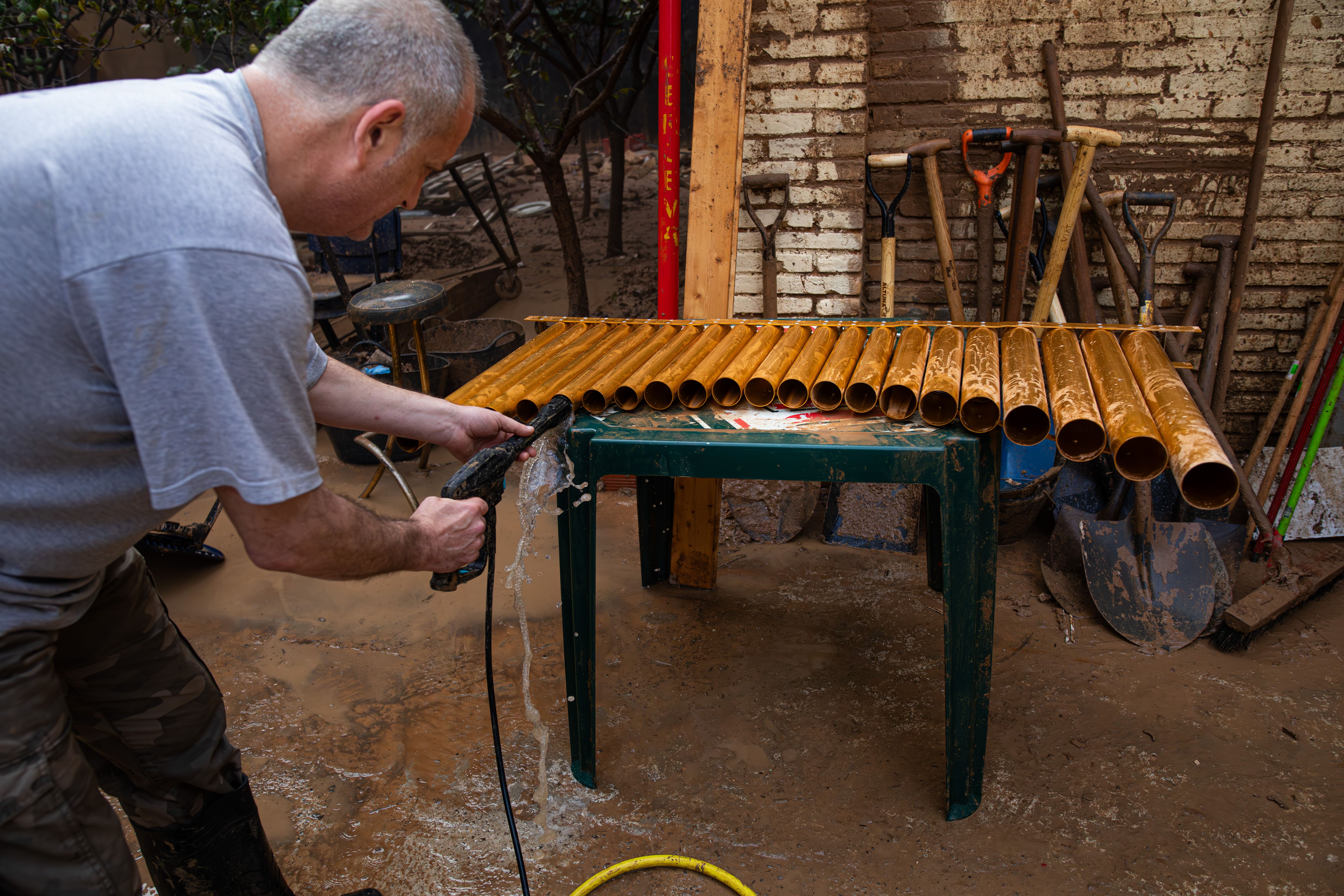 José, el professor de percussió, neteja l'interior d'un vibràfon. Calculen haver perdut 110.000€ només en instruments