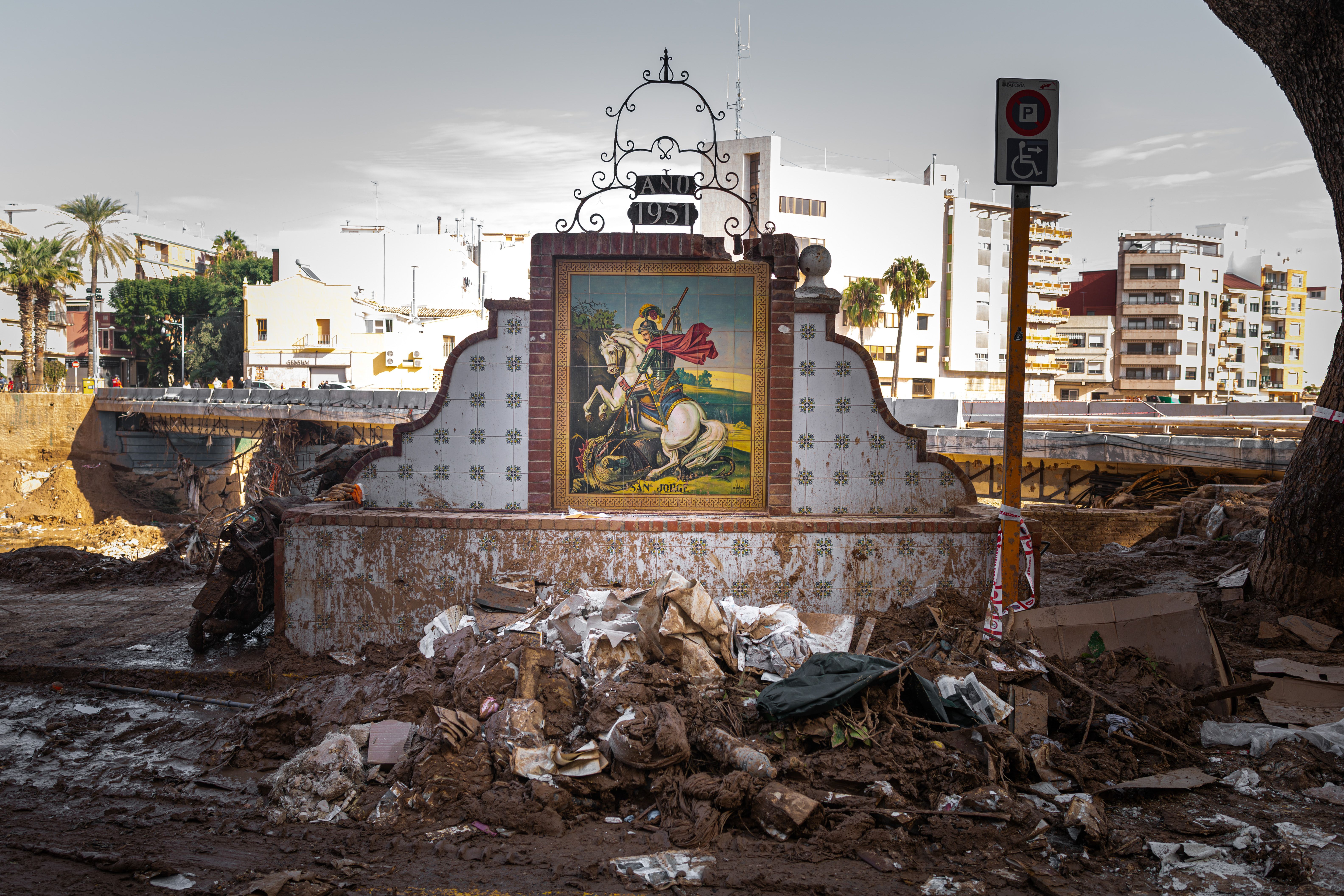 El Sant Jordi vencent al drac ha resistit a la força de l'aigua. Darrere hi havia un edifici municipal que ha desaparegut per complet