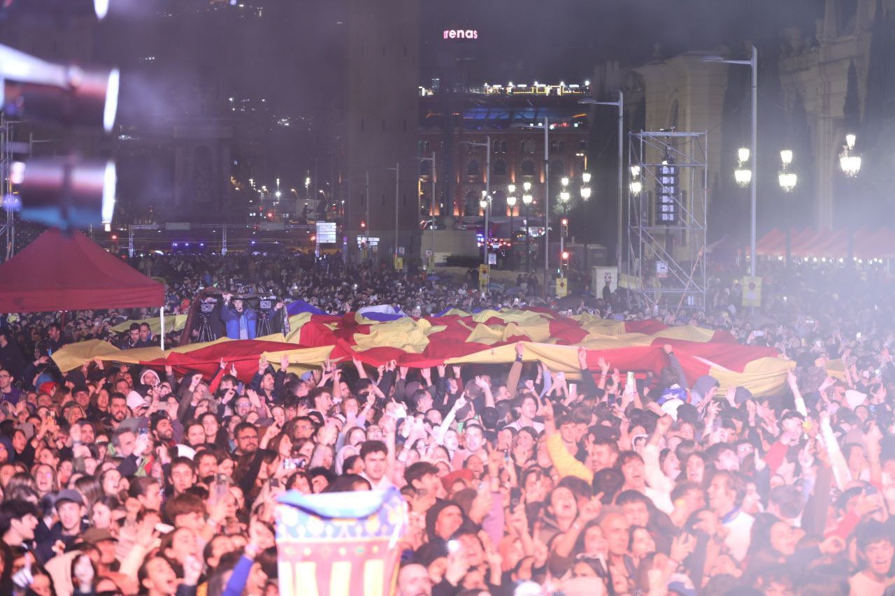 Els assistents al gran concert solidari amb el País Valencià a l'avinguda Maria Cristina de Barcelona