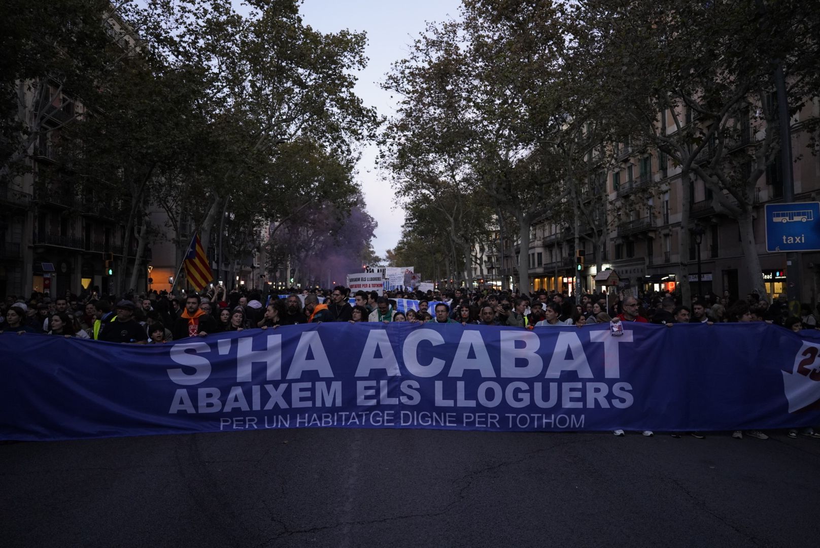 La capçalera de la manifestació, que aquest dissabte recorre els carrers de Barcelona per demanar una rebaixa dels lloguers