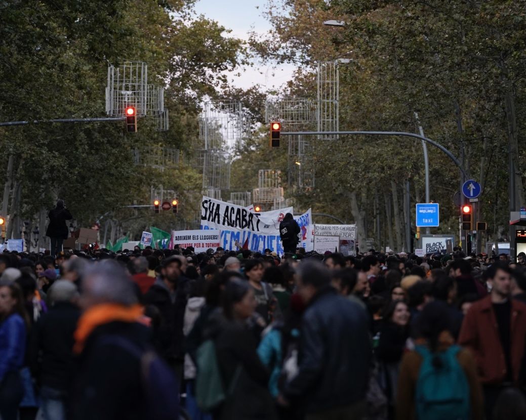 Imatges de la manifestació, que aquest dissabte recorre els carrers de Barcelona per demanar una rebaixa dels lloguers