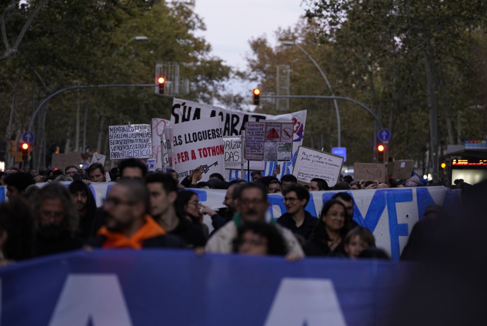 Imatges de la manifestació, que aquest dissabte recorre els carrers de Barcelona per demanar una rebaixa dels lloguers