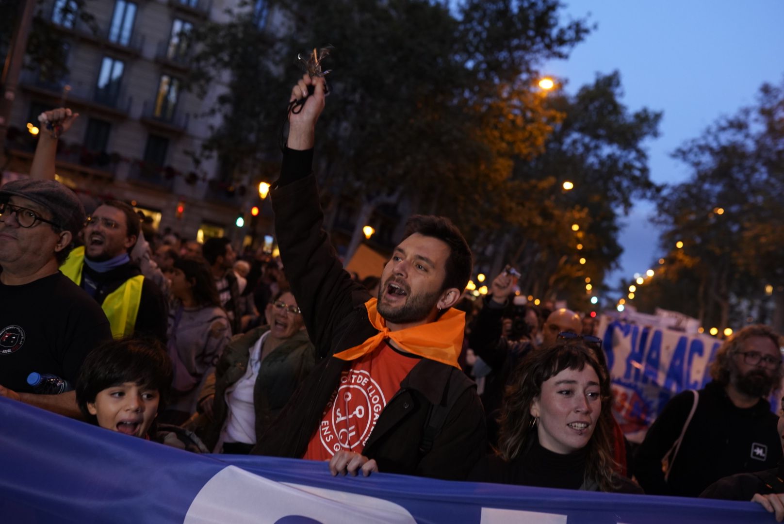 Imatges de la manifestació, que aquest dissabte recorre els carrers de Barcelona per demanar una rebaixa dels lloguers