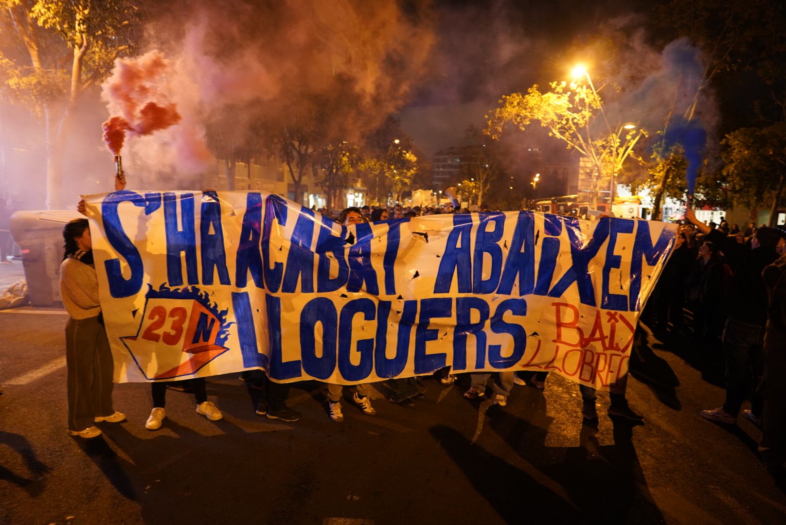 Un grup del Baix Llobregat mostra la pancarta amb què s'ha manifestat per abaixar els lloguers