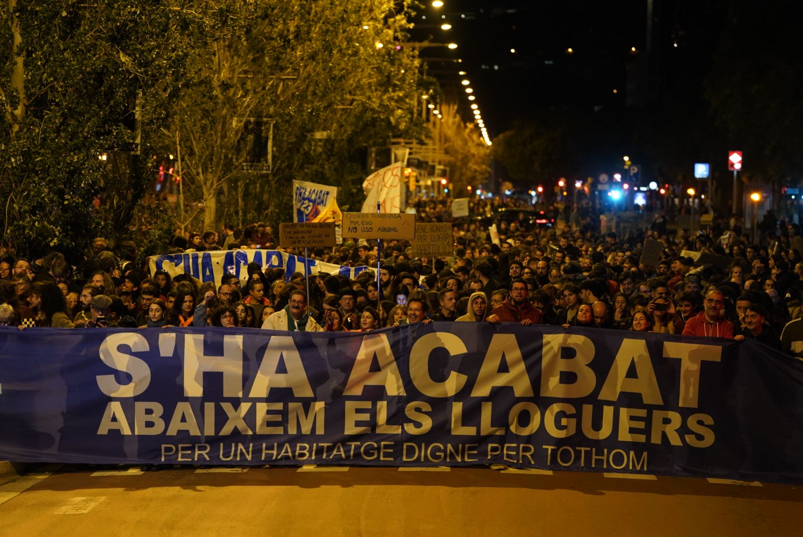 La capçalera de la manifestació, que aquest dissabte recorre els carrers de Barcelona per demanar una rebaixa dels lloguers