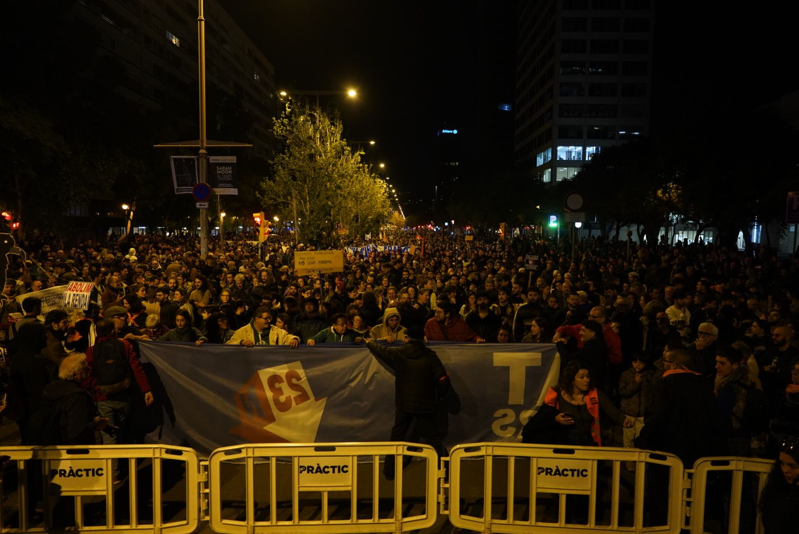 Imatges de la manifestació, que aquest dissabte recorre els carrers de Barcelona per demanar una rebaixa dels lloguers