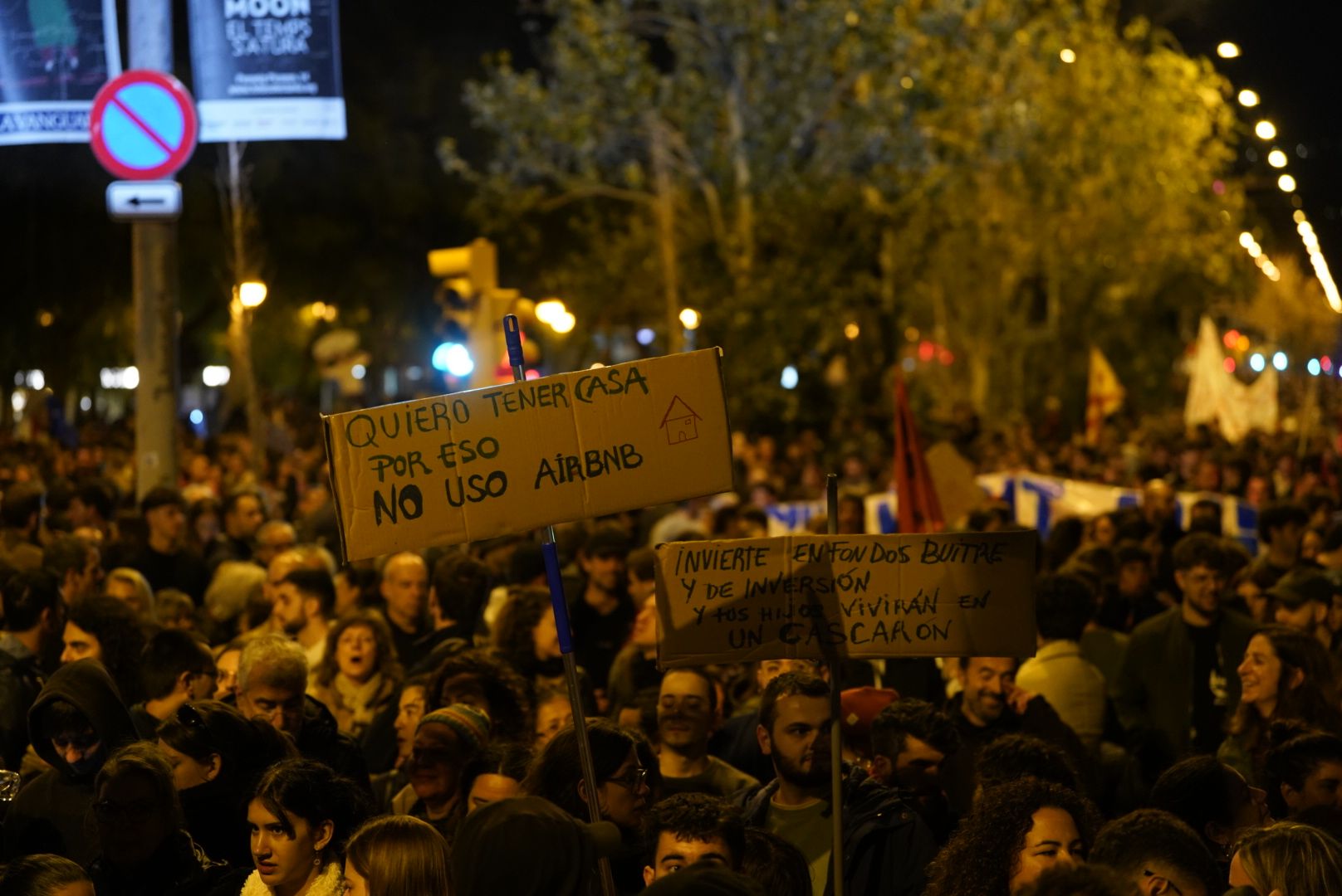 Imatges de la manifestació, que aquest dissabte recorre els carrers de Barcelona per demanar una rebaixa dels lloguers