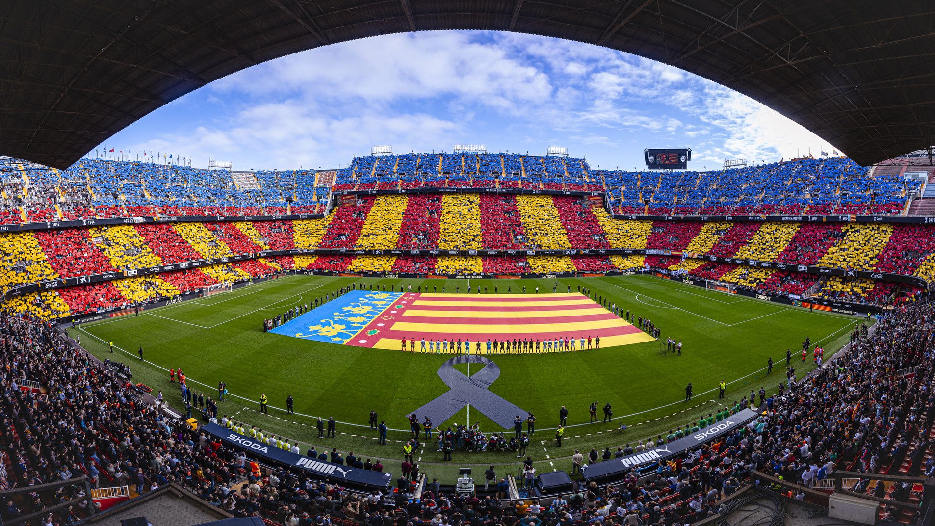 Un Mestalla a vessar ha homenatjat les víctimes de la dana amb la música en valencià com a protagonista