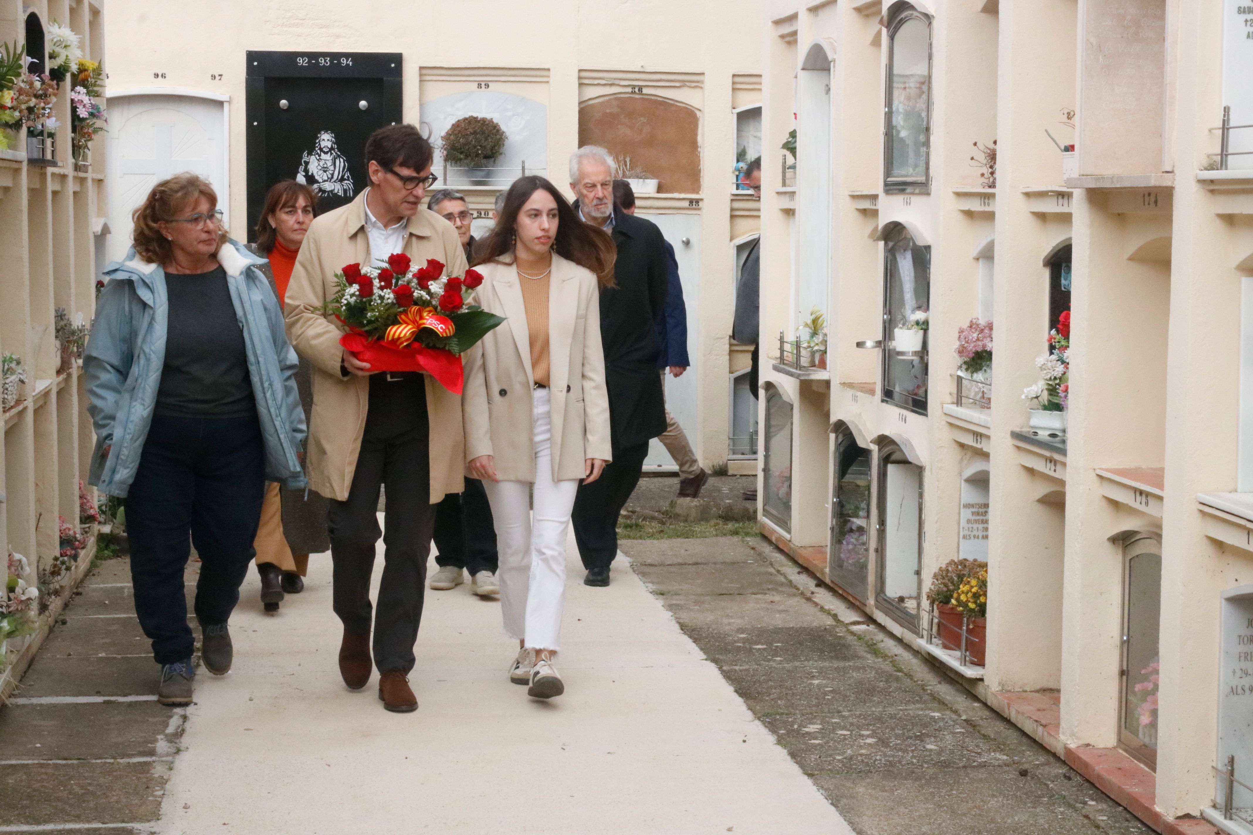 Salvador Illa, amb els familiars d'Ernest Lluch durant l'acte d'homenatge a Maià de Montcal