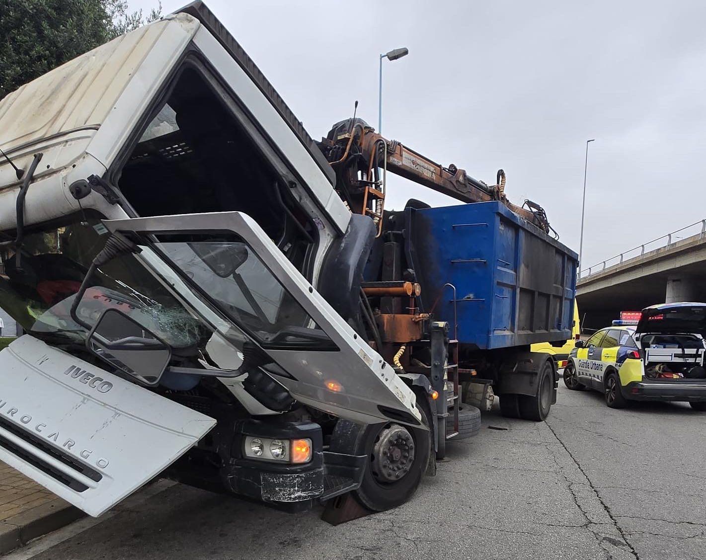 El camió accidentat a la C-31 a l'altura de Badalona