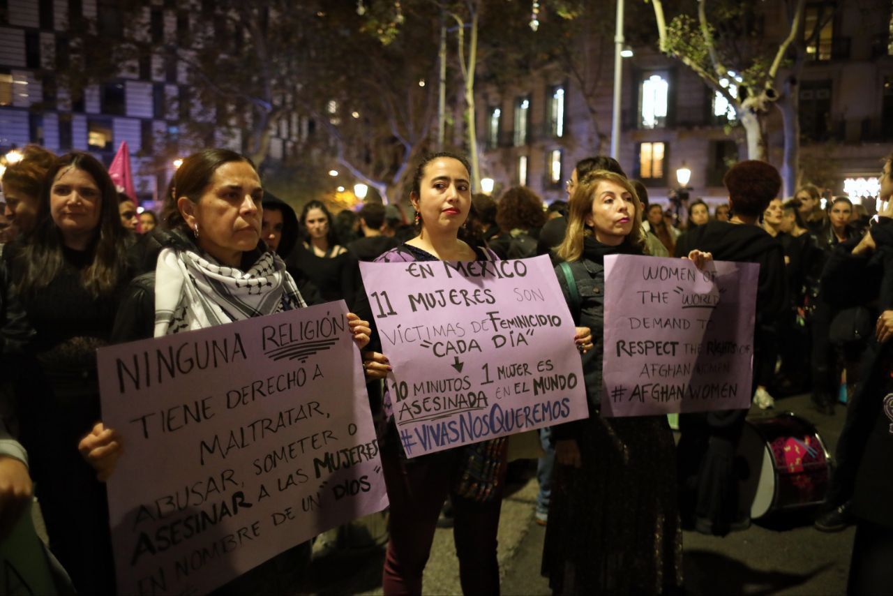 Les manifestants a la concentració feminista pel 25-N a Barcelona