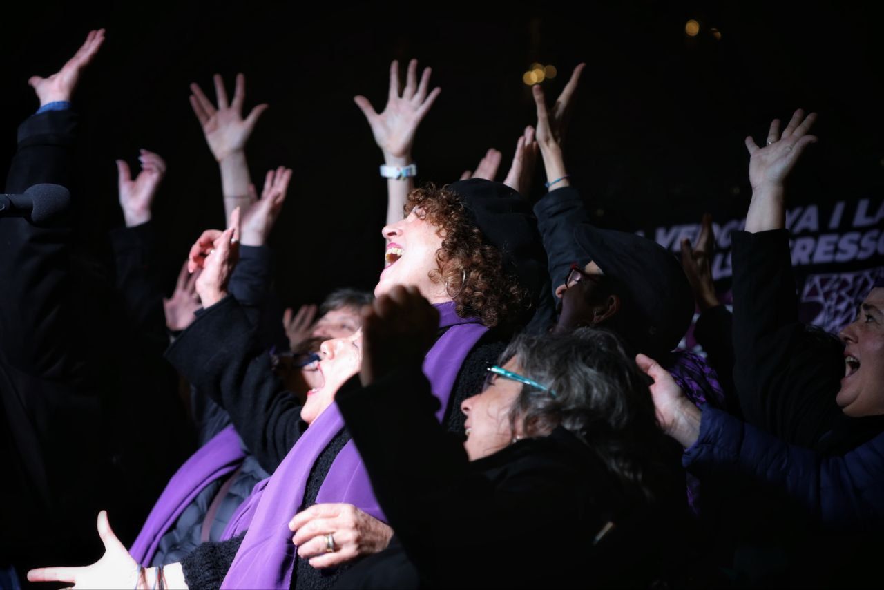 Les manifestants a la concentració feminista pel 25-N a Barcelona