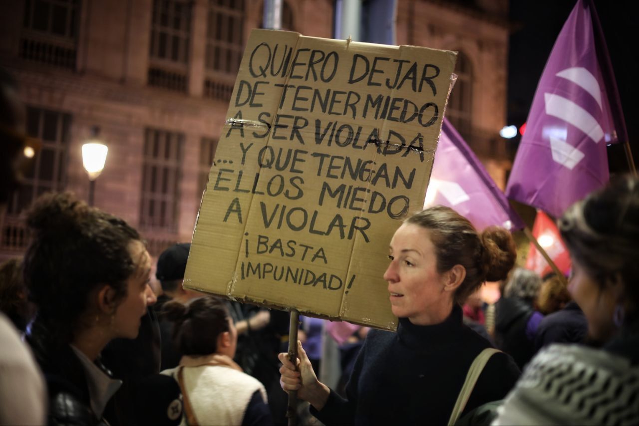 Les manifestants a la concentració feminista pel 25-N a Barcelona