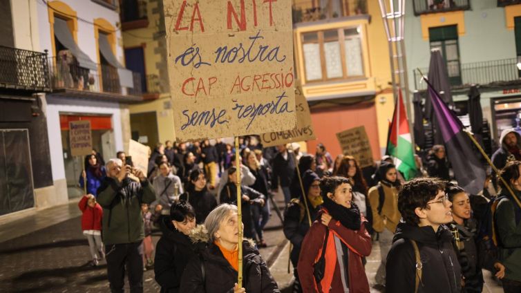 La concentració, al seu pas per la plaça Major