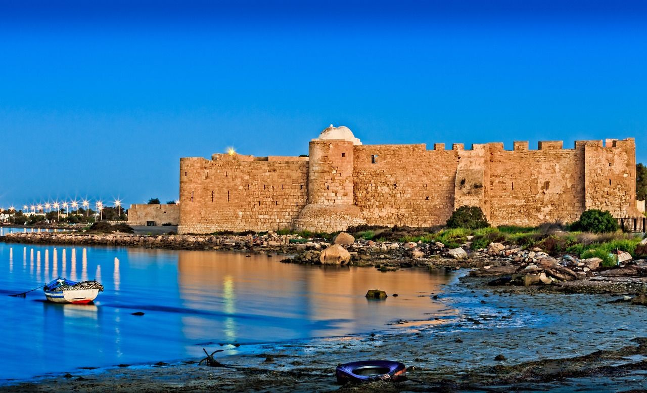 Djerba té una superfície de 510 quilòmetres quadrats i es dedica, sobretot, a la pesca i l’elaboració de mantes.