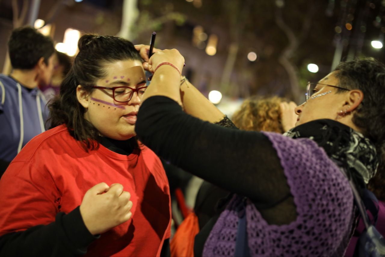 Les manifestants a la concentració feminista pel 25-N a Barcelona