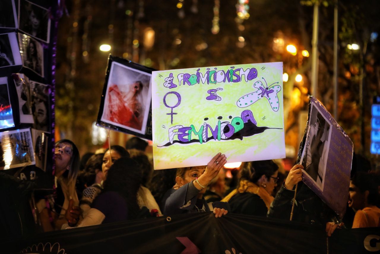 Les manifestants a la concentració feminista pel 25-N a Barcelona