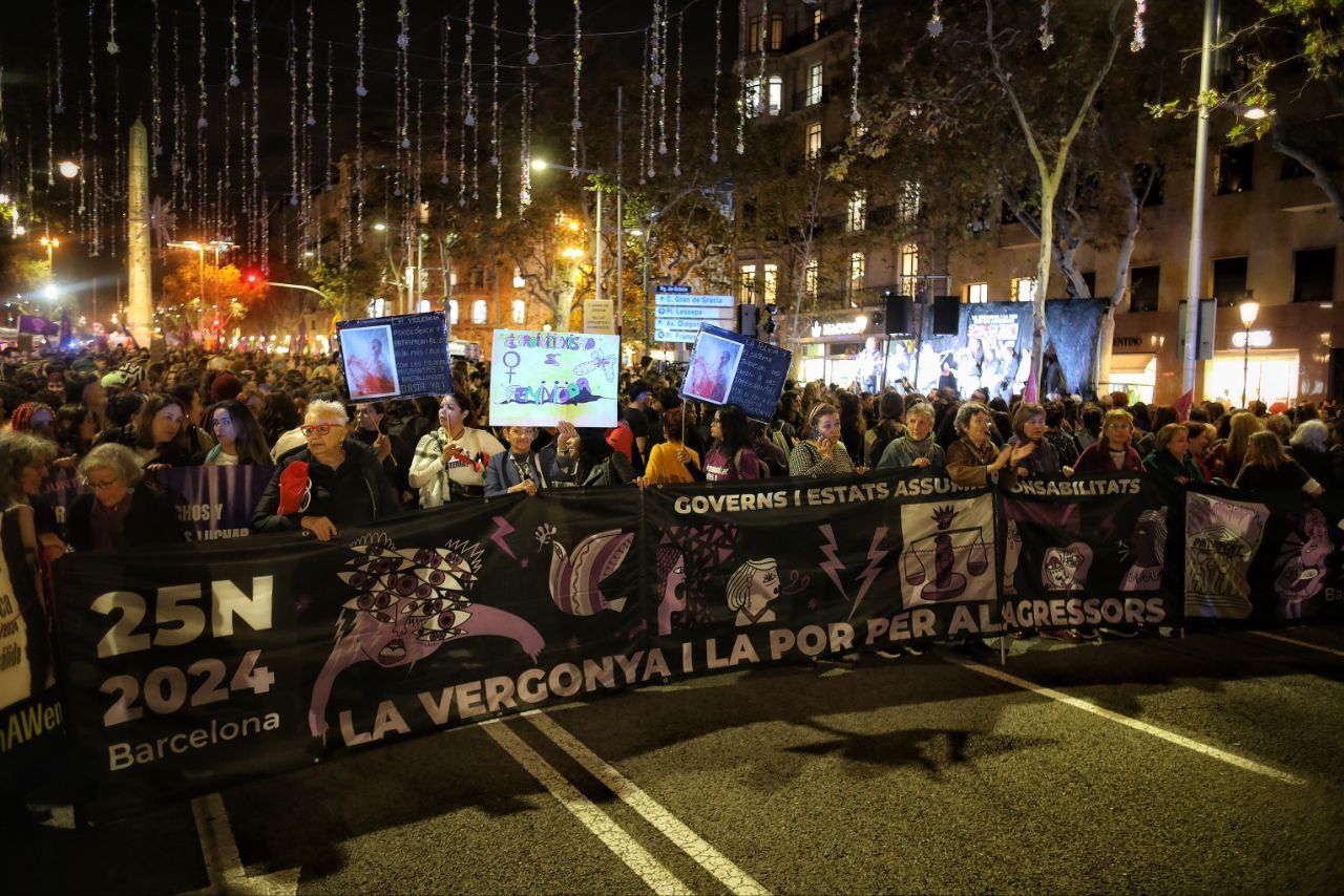 Les manifestants a la concentració feminista pel 25-N a Barcelona