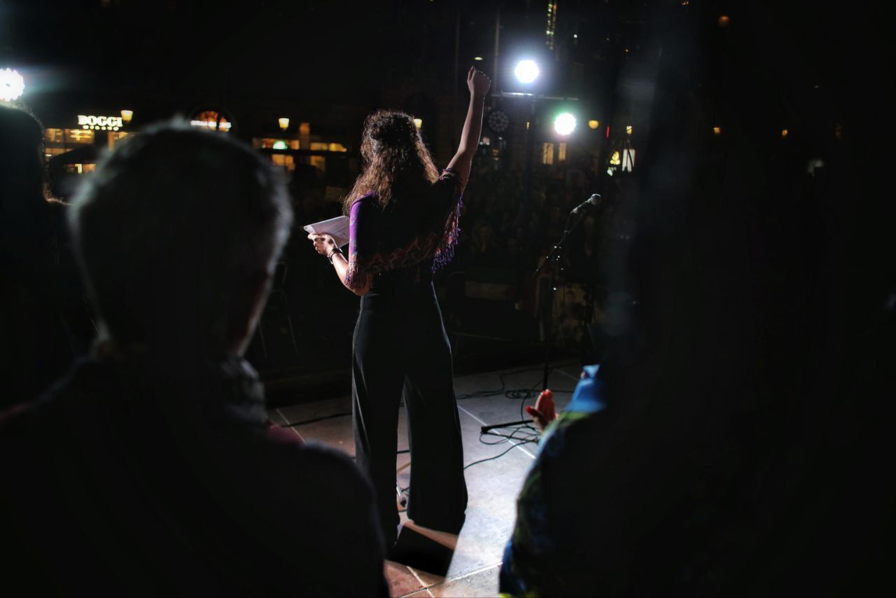 Les manifestants a la concentració feminista pel 25-N a Barcelona