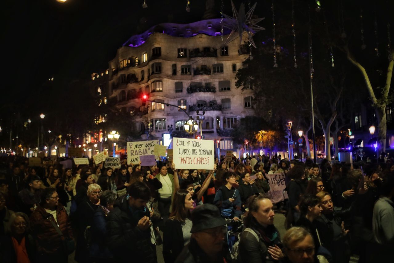 Les manifestants a la concentració feminista pel 25-N a Barcelona