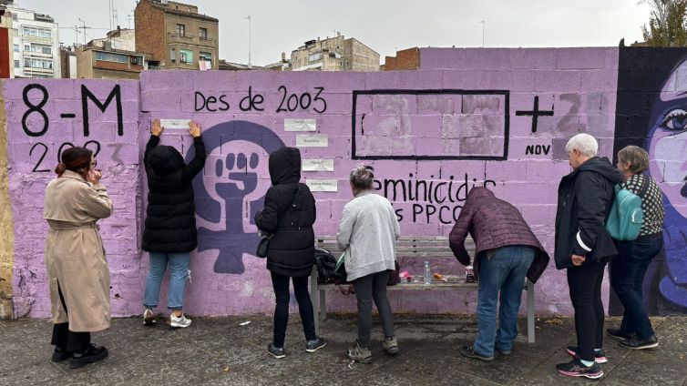 El col·lectiu Grup de Dones de Lleida actualitzant el mural contra la violència masclista. Foto: Oriol Almacellas