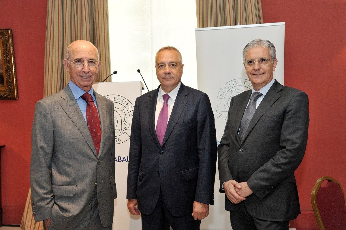 Pere Navarro amb el president del Círculo Ecuestre, Alfonso Maristany, i Tirso Gracia, membre de l'entitat