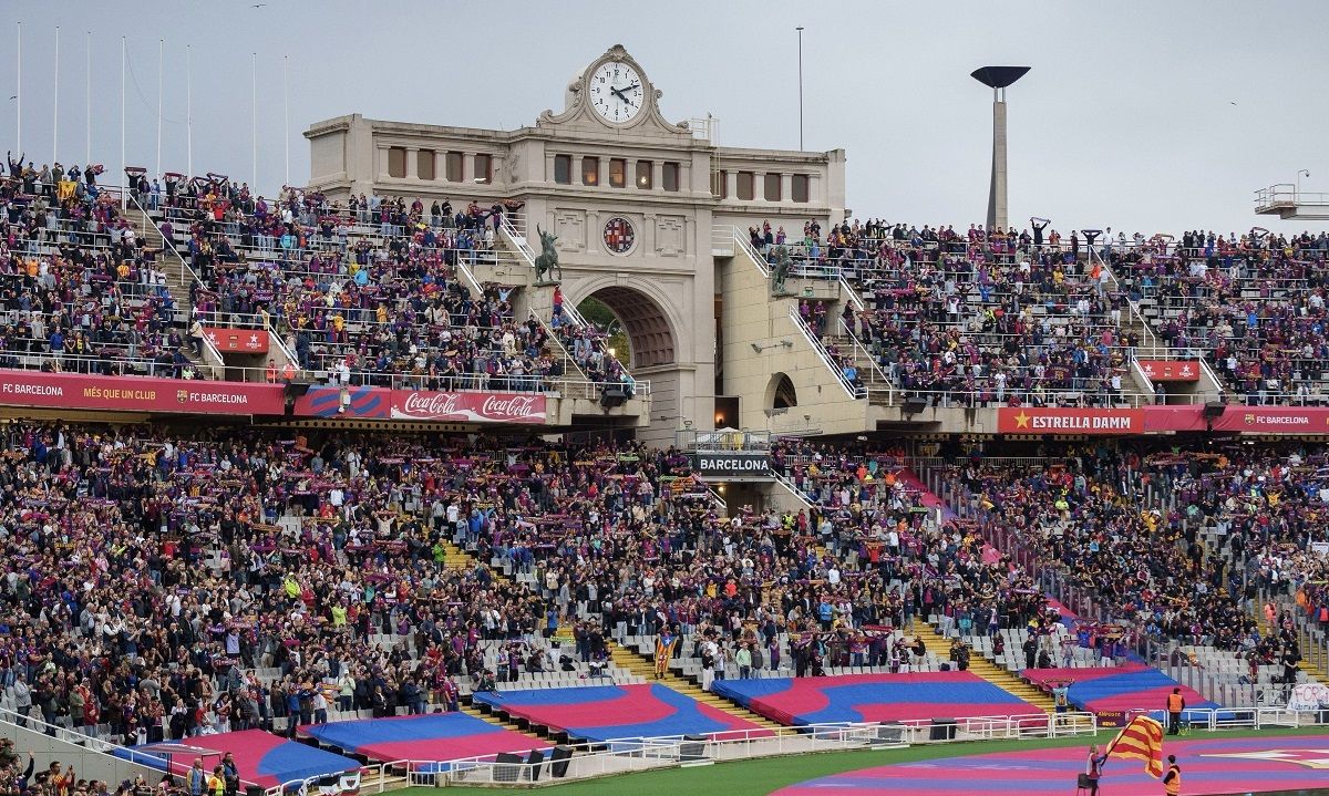 La grada d'animació del Barça a Montjuïc