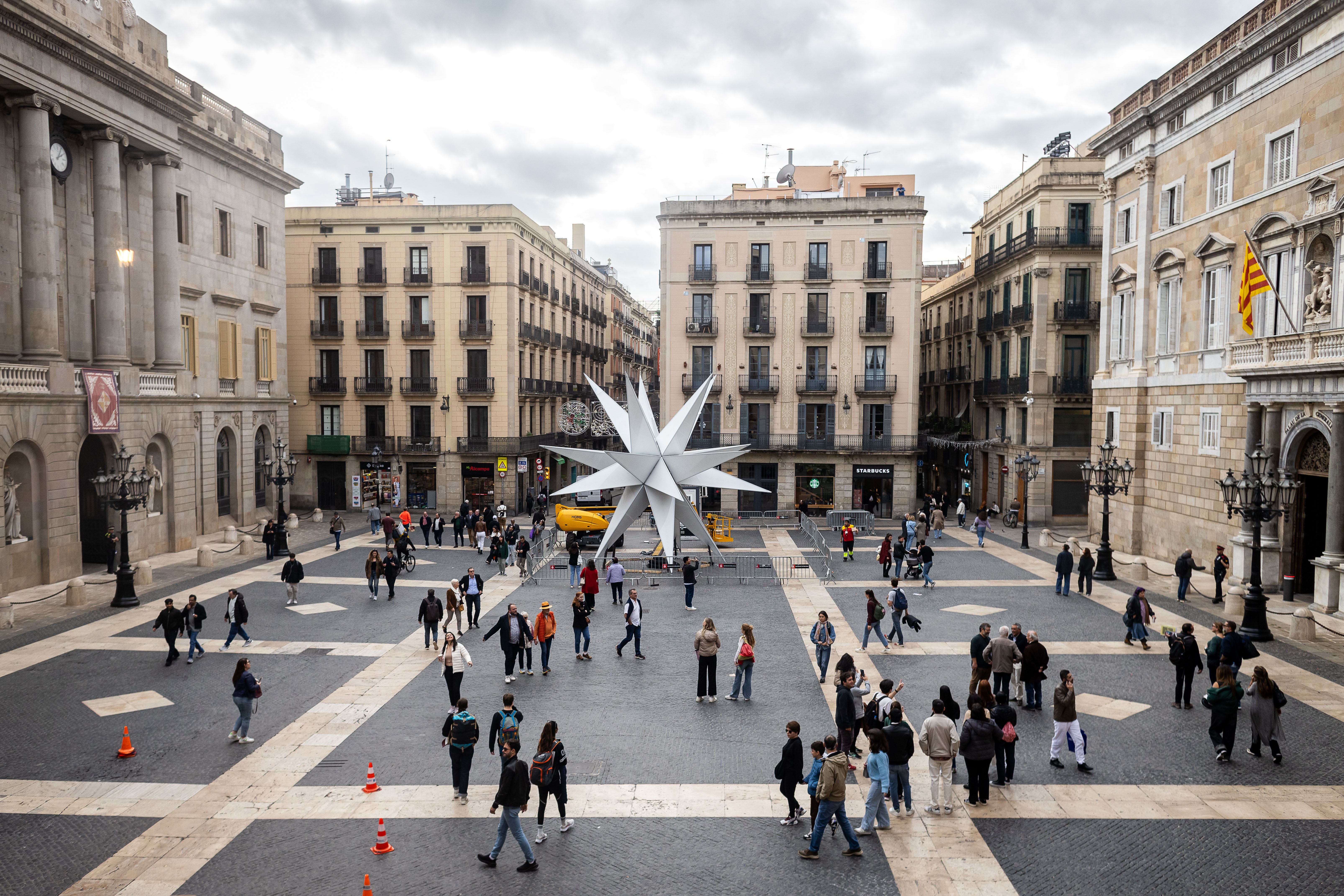 Muntatge de l'estrella que substitueix el pessebre, aquest Nadal