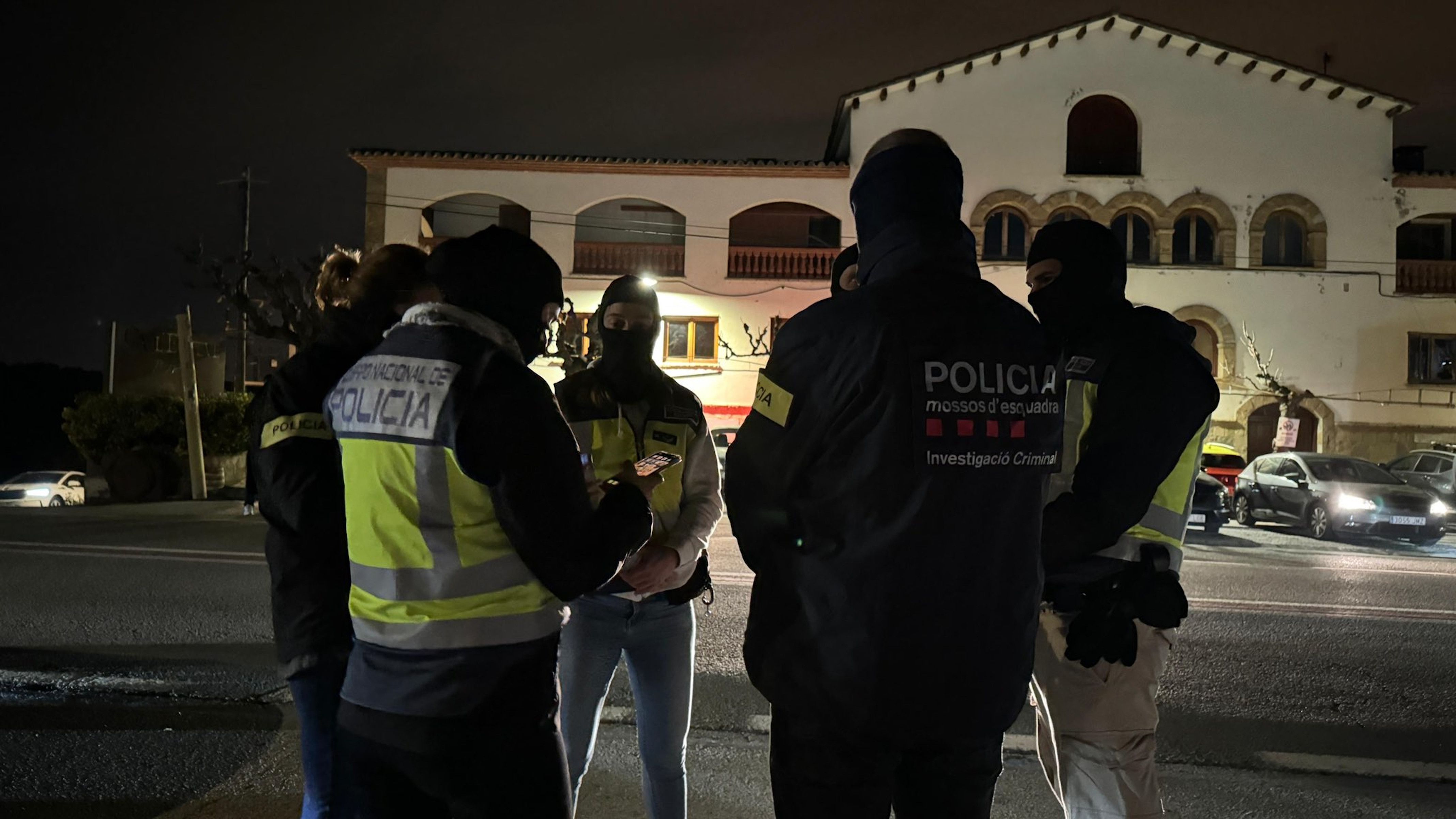 Agents dels Mossos i la policia espanyola durant el macroperatiu a Castellbisbal