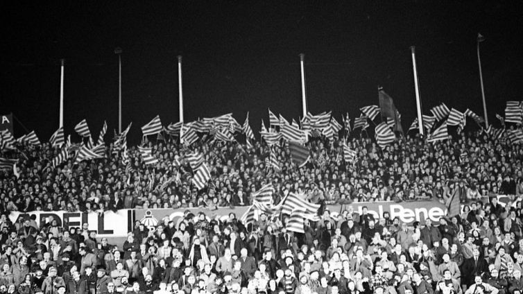 Centenars de senyeres voleien al Camp Nou el 28 de desembre de 1975