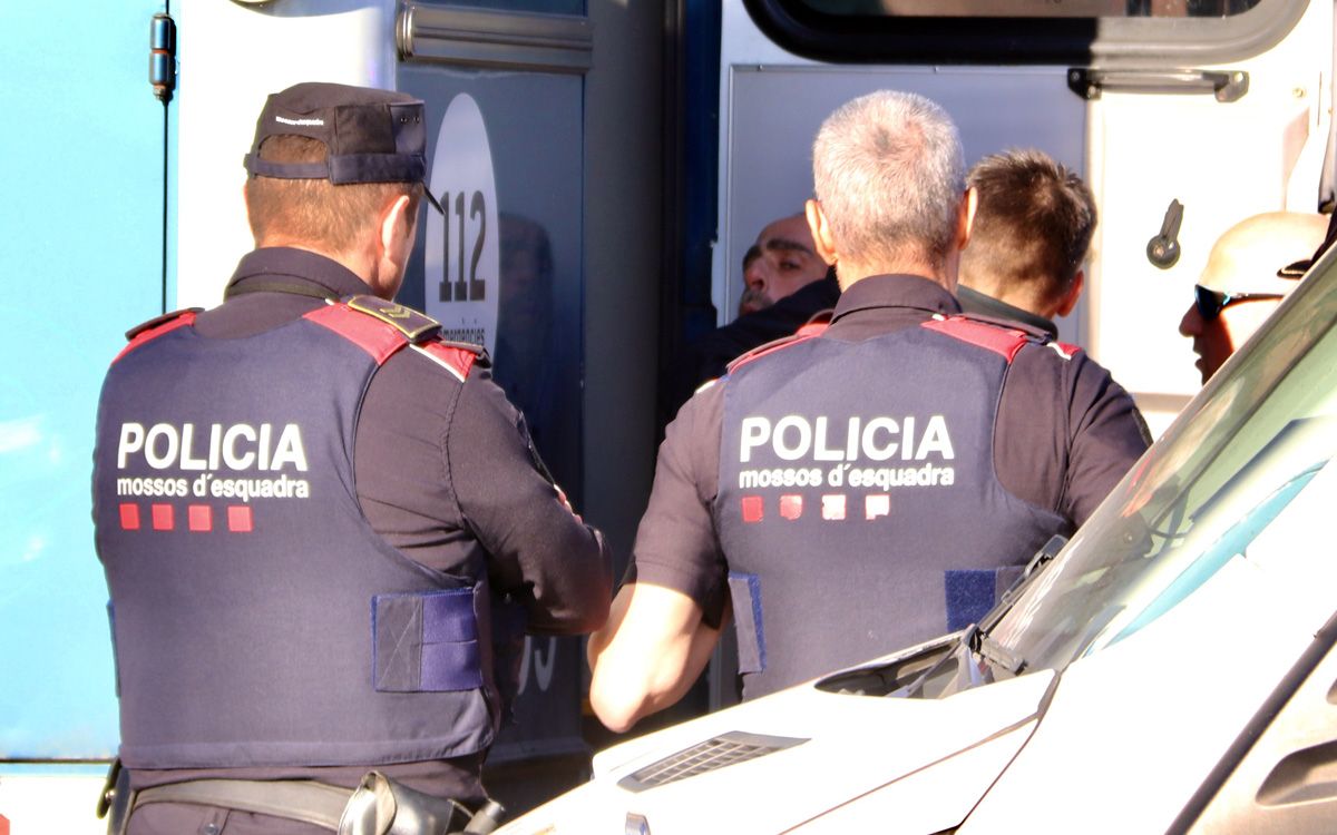 Imatge d'arxiu dels Mossos d'Esquadra emportant-se un detingut per narcotràfic